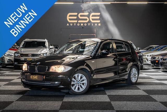 Zwart Gebruikt 2009 BMW 118 Comfort Edition Hatchback | € 5.495 (Eerlijke prijs) - Afbeelding 1/4