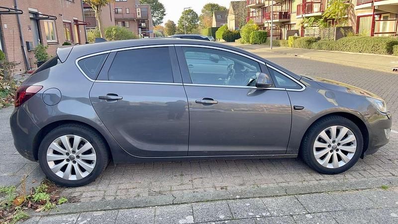 Grijs Gebruikt 2011 Opel Astra Edition MPV | € 6.450 (Iets duurder) - Afbeelding 1/4