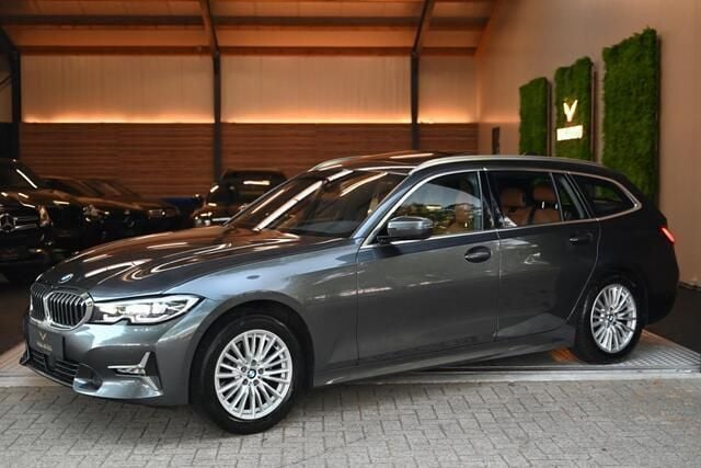 Grijs Gebruikt 2020 BMW 320 Executive Stationwagen | € 22.950 (Eerlijke prijs) - Afbeelding 1/4