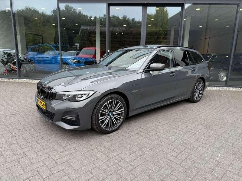 Grijs Occasion 2021 BMW 320e M Sport Stationwagen | € 26.500 (Eerlijke prijs) - Afbeelding 1/4