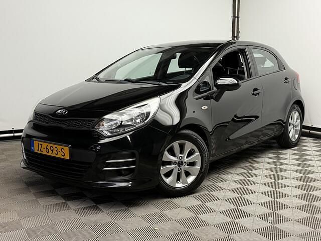 Zwart Gebruikt 2016 Kia Rio Hatchback | € 6.975 (Eerlijke prijs) - Afbeelding 1/4