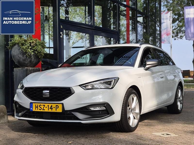 Wit Gebruikt 2022 Seat Leon FR Stationwagen | € 23.890 (Eerlijke prijs) - Afbeelding 1/3