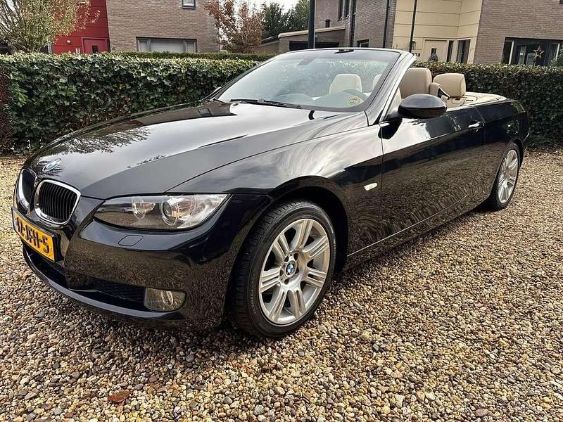 Zwart Gebruikt 2009 BMW 320 Cabriolet Cabriolet | € 9.975 (Eerlijke prijs) - Afbeelding 1/4