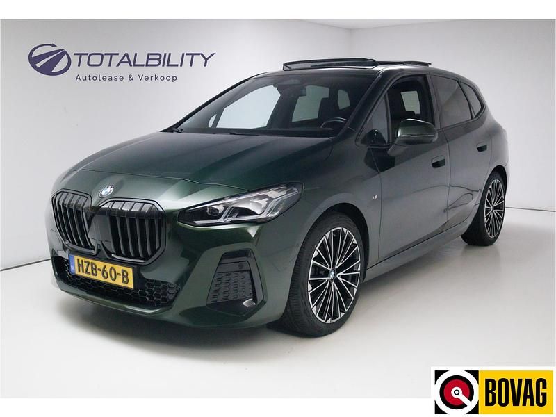 Groen Gebruikt 2024 BMW 218 M Sport Stationwagen | € 39.950 - Afbeelding 1/4