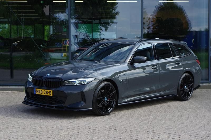 Grijs Gebruikt 2023 BMW 330e M Sport Stationwagen | € 47.450 (Eerlijke prijs) - Afbeelding 1/4