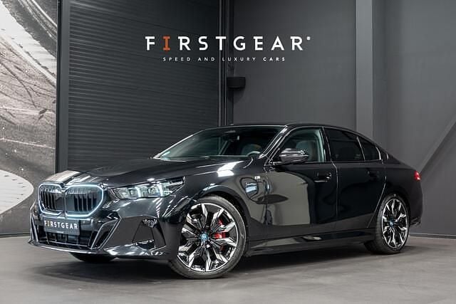 Zwart Gebruikt 2025 BMW 550e M Sport Sedan | € 94.900 (Eerlijke prijs) - Afbeelding 1/4