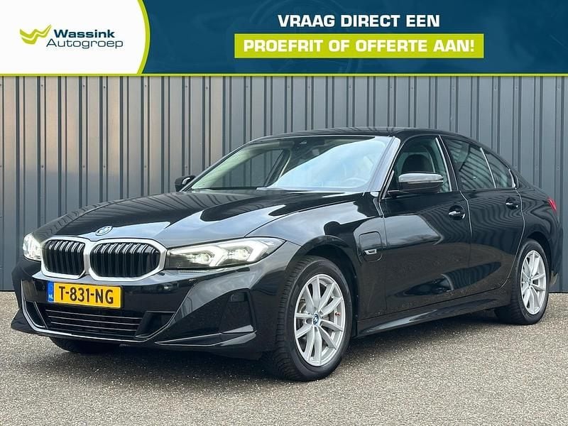 Zwart Occasion 2023 BMW 320e Basis Sedan | € 31.900 (Eerlijke prijs) - Afbeelding 1/4