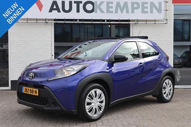 , metallic lak Occasion 2024 Toyota Aygo X Play SUV | € 20.950 (Eerlijke prijs) - Afbeelding 1/4