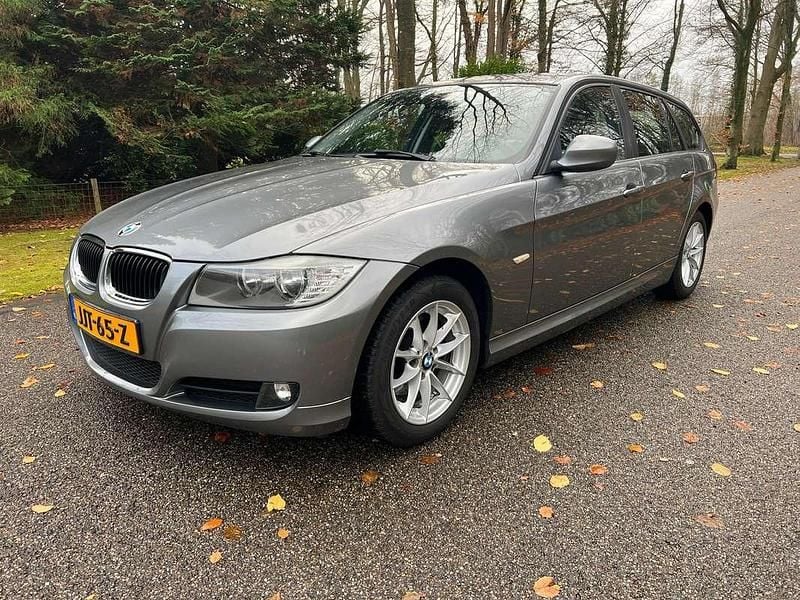 Grijs Gebruikt 2011 BMW 320 Stationwagen | € 7.444 (Eerlijke prijs) - Afbeelding 1/4