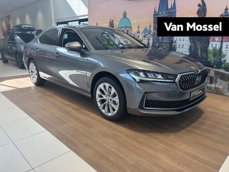 Grijs Nieuw 2024 Skoda Superb Lounge Hatchback | € 42.945 (Eerlijke prijs) - Afbeelding 1/4