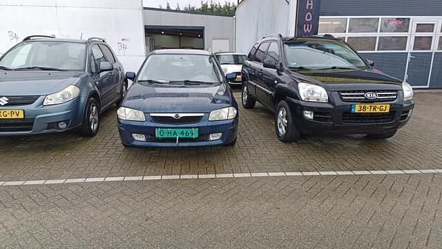 Blauw Occasion 1999 Mazda 323 Sedan | € 1.550 (Eerlijke prijs) - Afbeelding 1/4