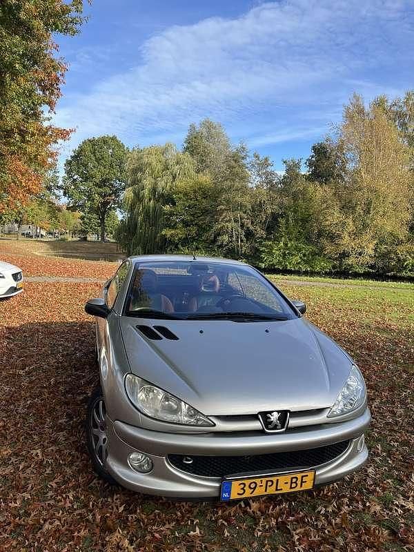 Grijs Gebruikt 2004 Peugeot 206 Cabriolet | € 1.100 (Goede deal) - Afbeelding 1/4