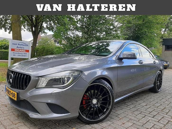 Grijs (metallic) Gebruikt 2013 Mercedes CLA180 AMG Sedan | € 10.999 (Eerlijke prijs) - Afbeelding 1/4