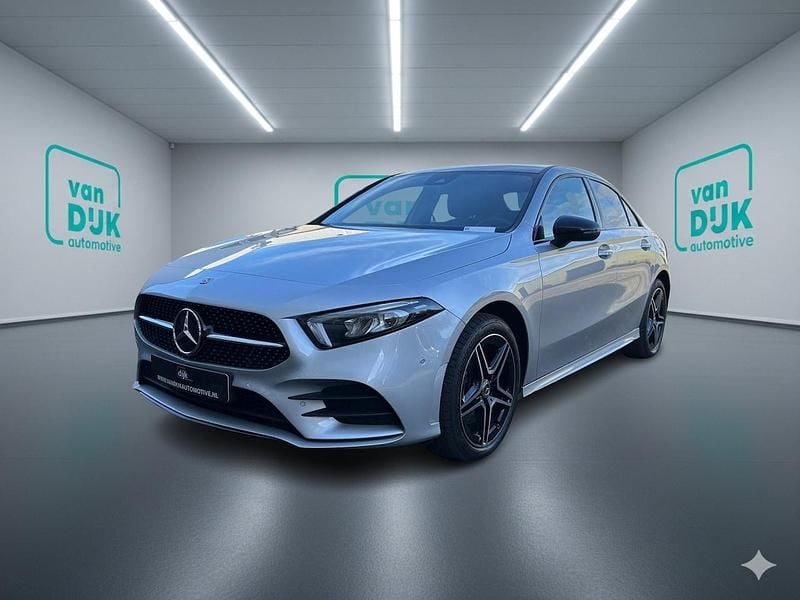 Grijs (metallic) Gebruikt 2022 Mercedes A250 AMG line Sedan | € 29.450 (Goede deal) - Afbeelding 1/4