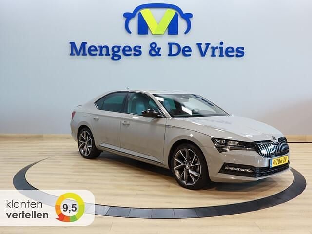Grijs Gebruikt 2022 Skoda Superb Business Line Hatchback | € 27.995 (Eerlijke prijs) - Afbeelding 1/3