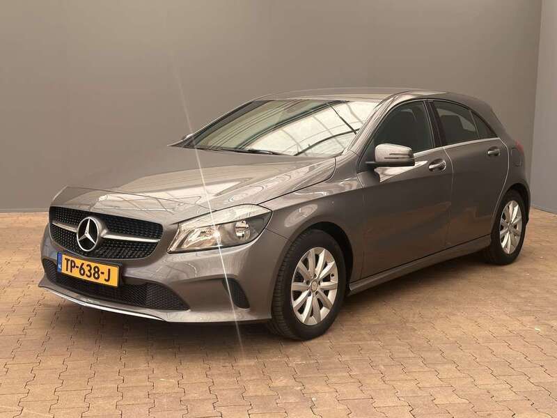Grijs, metallic lak Gebruikt 2017 Mercedes A180 Hatchback | € 15.900 (Eerlijke prijs) - Afbeelding 1/4