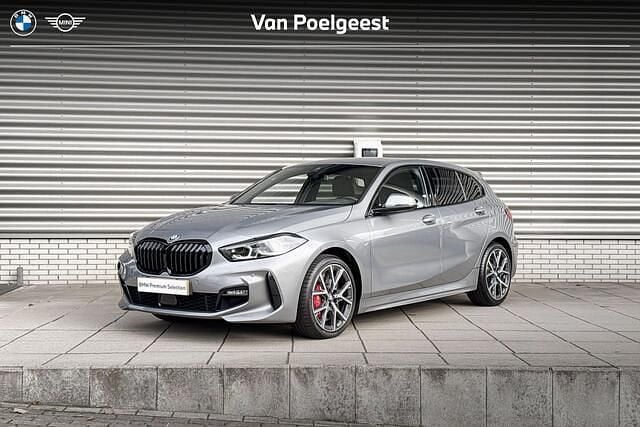 Skyscraper grey metallic (grijs metallic) Gebruikt 2024 BMW 118 Executive Hatchback | € 35.900 (Eerlijke prijs) - Afbeelding 1/4