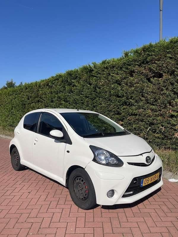 Wit Gebruikt 2012 Toyota Aygo Hatchback | € 2.250 (Eerlijke prijs) - Afbeelding 1/4
