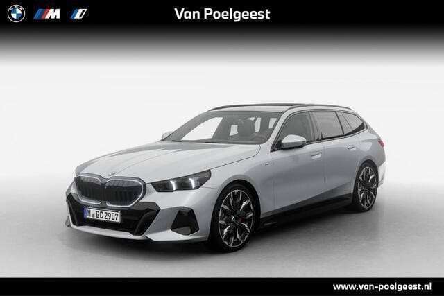 M brooklyn grau Nieuw 2025 BMW 520 M Sport Stationwagen | € 92.266 (Eerlijke prijs) - Afbeelding 1/4