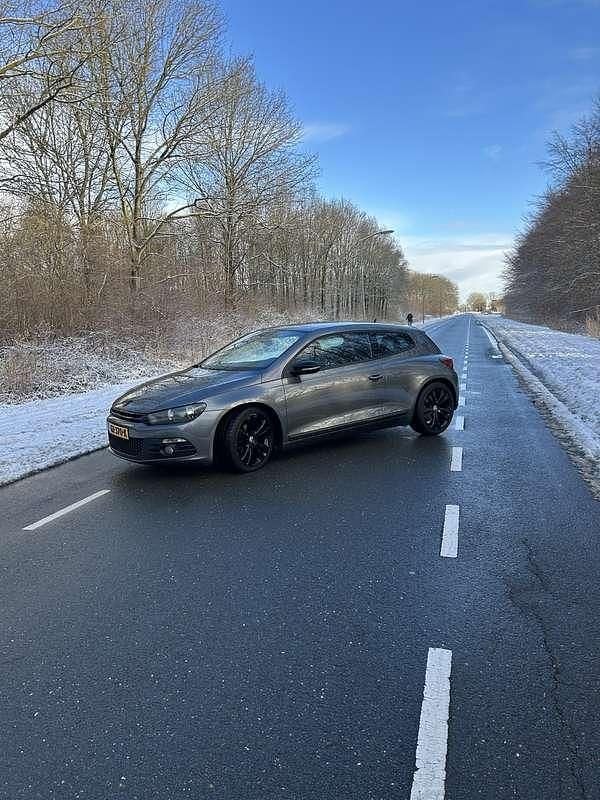 Grijs Gebruikt 2011 VW Scirocco Highline Coupé | € 7.200 (Eerlijke prijs) - Afbeelding 1/4