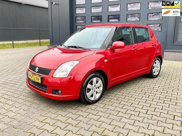 Rood, metallic lak Gebruikt 2006 Suzuki Swift Hatchback | € 2.399 (Eerlijke prijs) - Afbeelding 1/4