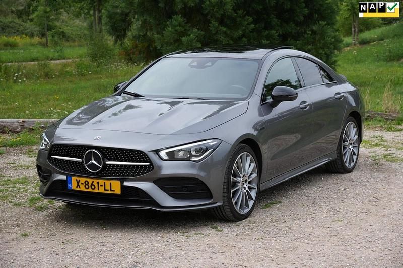 Grijs (metallic) Gebruikt 2020 Mercedes CLA250e AMG Sedan | € 31.950 (Eerlijke prijs) - Afbeelding 1/4