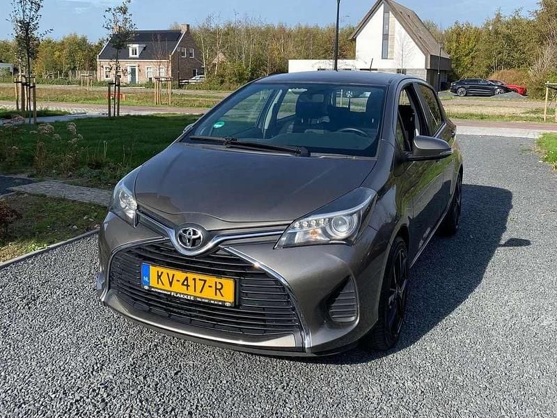 Grijs Gebruikt 2016 Toyota Yaris Hatchback | € 10.000 (Goede deal) - Afbeelding 1/4