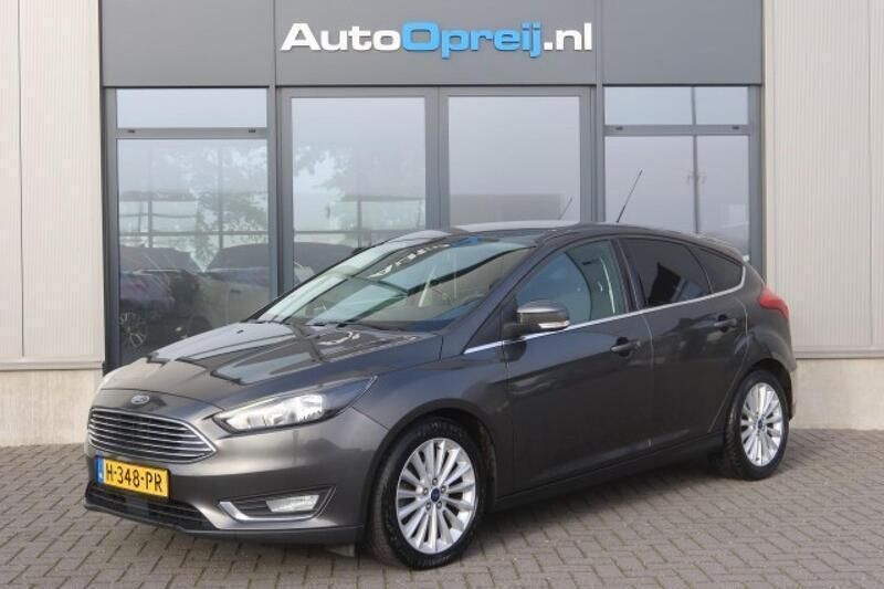 Grijs Gebruikt 2017 Ford Focus Titanium Hatchback | € 14.995 (Eerlijke prijs) - Afbeelding 1/4