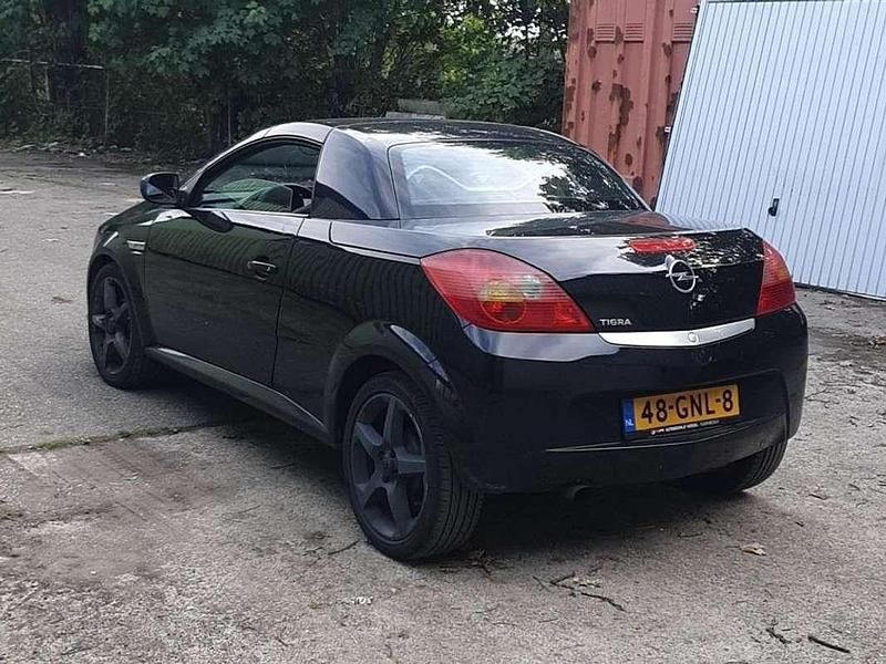 Zwart Gebruikt 2008 Opel Tigra Cabriolet | € 1.750 (Eerlijke prijs) - Afbeelding 1/3