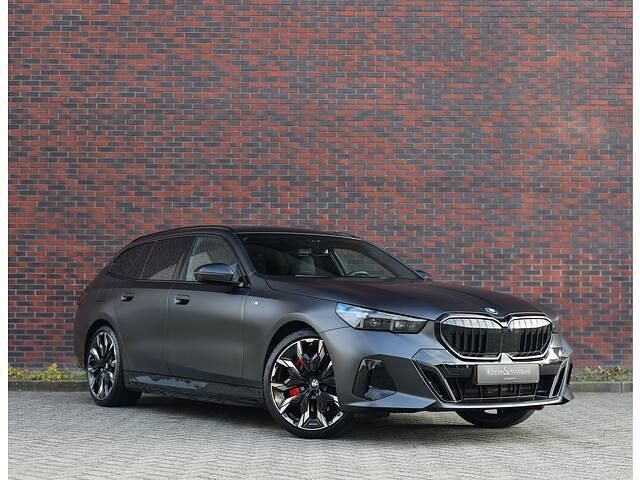 Grijs Occasion 2025 BMW 550e Comfort Edition Stationwagen | € 97.950 (Duur) - Afbeelding 1/4