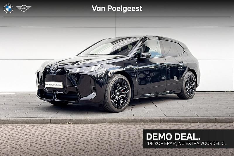 Saphirschwarz metallic (zwart metallic) Gebruikt 2025 BMW iX Comfort Edition SUV | € 87.500 - Afbeelding 1/4