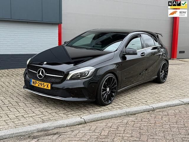 Zwart Gebruikt 2017 Mercedes A180 Business Hatchback | € 16.499 (Goede deal) - Afbeelding 1/4