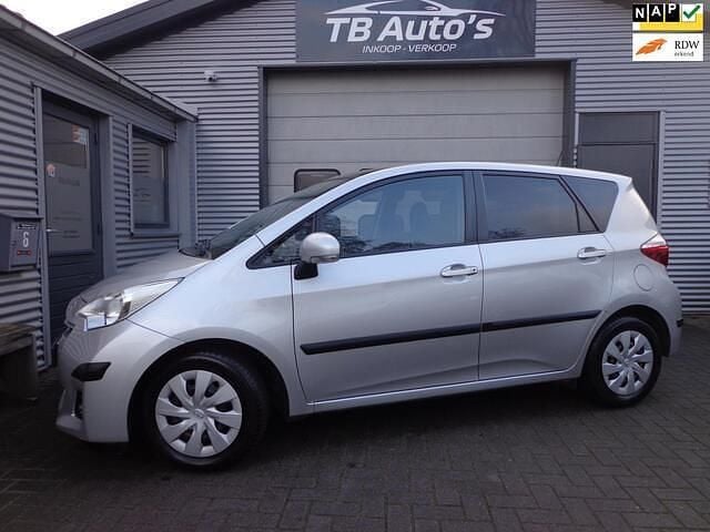 Grijs (metallic) Occasion 2011 Toyota Verso-S MPV | € 6.750 (Eerlijke prijs) - Afbeelding 1/4