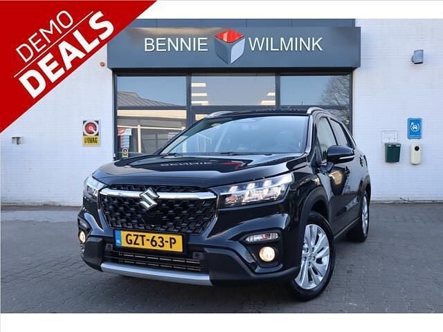 Zwart Occasion 2025 Suzuki SX4 S-Cross SUV | € 27.895 (Eerlijke prijs) - Afbeelding 1/4