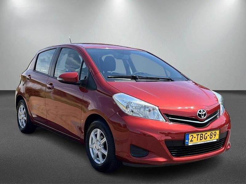 Rood Gebruikt 2013 Toyota Yaris Hatchback | € 8.401 (Eerlijke prijs) - Afbeelding 1/3