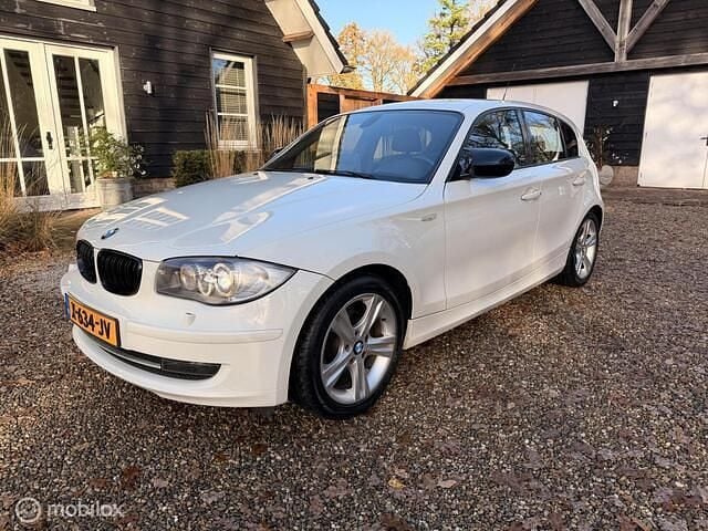 Wit Gebruikt 2011 BMW 118 Efficient Dynamics Hatchback | € 7.250 (Eerlijke prijs) - Afbeelding 1/4