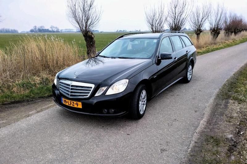 Zwart Gebruikt 2010 Mercedes E200 Business Stationwagen | € 3.900 (Duur) - Afbeelding 1/4