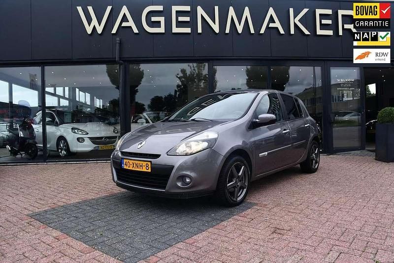 Grijs Gebruikt 2012 Renault Clio IV Authentique Hatchback | € 4.450 (Eerlijke prijs) - Afbeelding 1/4