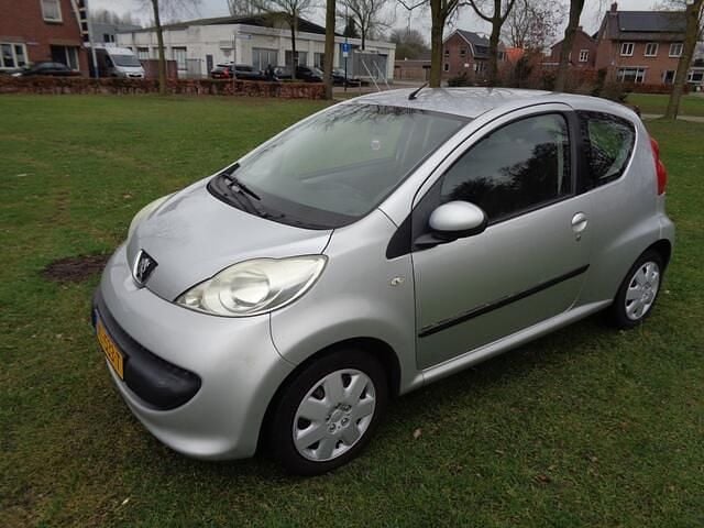 Occasion Peugeot 107 68 PK (50 kW) 2006 Grijs (metallic) Hatchback