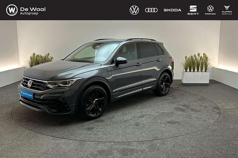 Dolphin grey metallic (b0b0) Gebruikt 2021 VW Tiguan Business+ SUV | € 34.695 (Eerlijke prijs) - Afbeelding 1/3