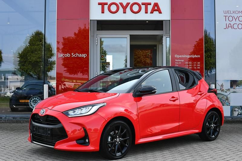 Rood Gebruikt 2024 Toyota Yaris Hybrid Executive Hatchback | € 28.799 (Iets duurder) - Afbeelding 1/1
