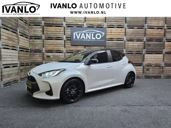 Wit, metallic lak Gebruikt 2023 Toyota Yaris Hybrid Executive Hatchback | € 24.899 (Eerlijke prijs) - Afbeelding 1/4