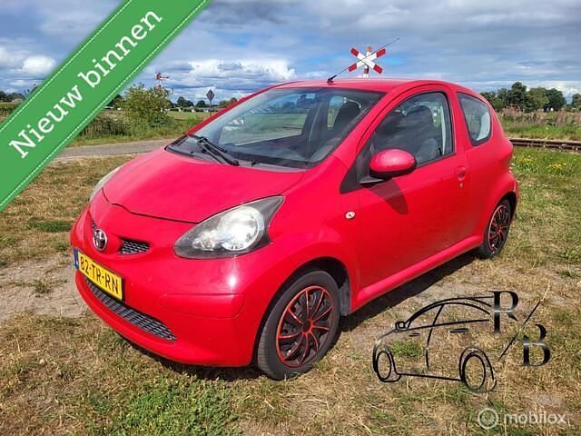 Rood Gebruikt 2007 Toyota Aygo Hatchback | € 1.399 (Eerlijke prijs) - Afbeelding 1/4