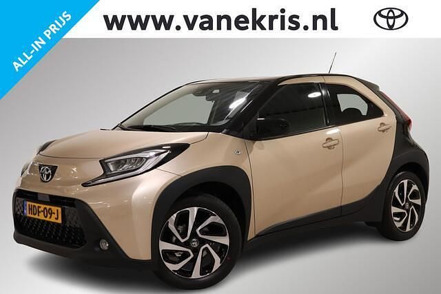 Beige Gebruikt 2025 Toyota Aygo X Pulse SUV | € 22.649 - Afbeelding 1/4