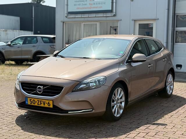 Bruin Gebruikt 2012 Volvo V40 Momentum Stationwagen | € 4.950 (Iets duurder) - Afbeelding 1/4