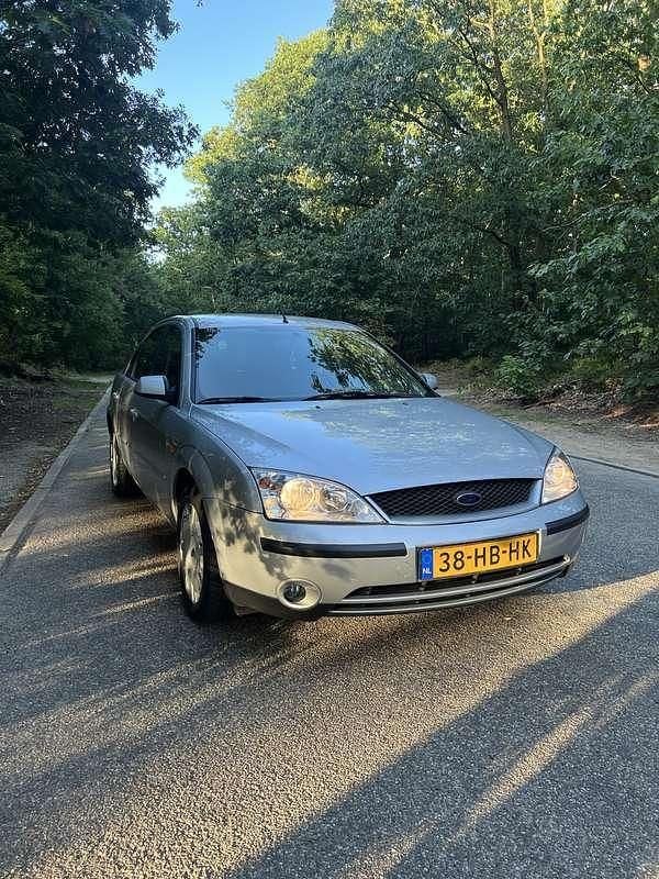 Grijs Gebruikt 2001 Ford Mondeo Hatchback | € 4.200 (Duur) - Afbeelding 1/4