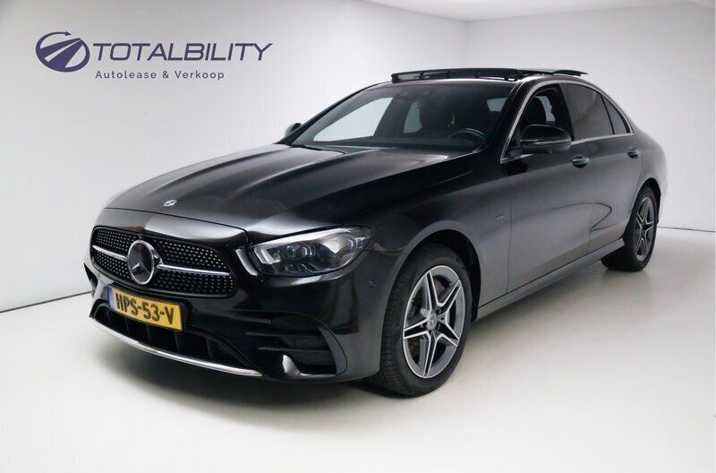 Zwart Gebruikt 2020 Mercedes E300 AMG line Sedan | € 39.950 (Goede deal) - Afbeelding 1/4