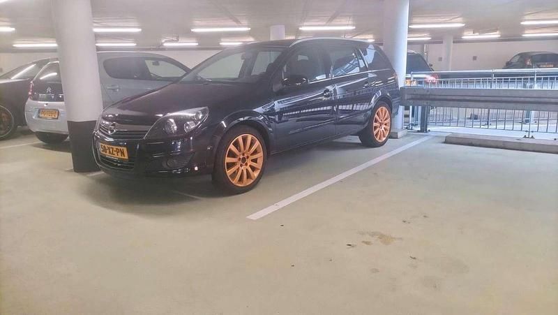 Zwart Occasion 2007 Opel Astra Stationwagen | € 1.895 (Goede deal) - Afbeelding 1/4