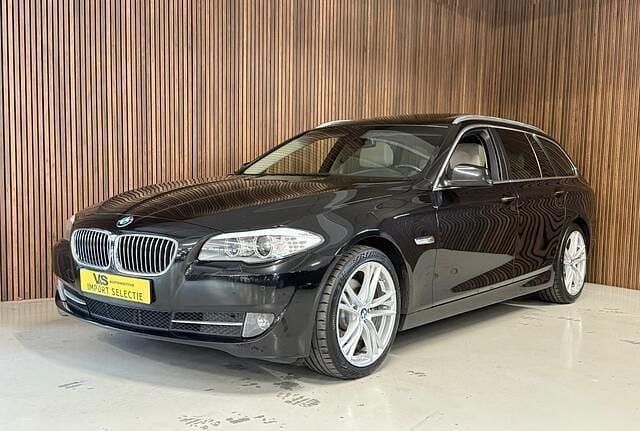 Zwart, metallic lak Gebruikt 2010 BMW 523 Executive Stationwagen | € 19.995 - Afbeelding 1/4