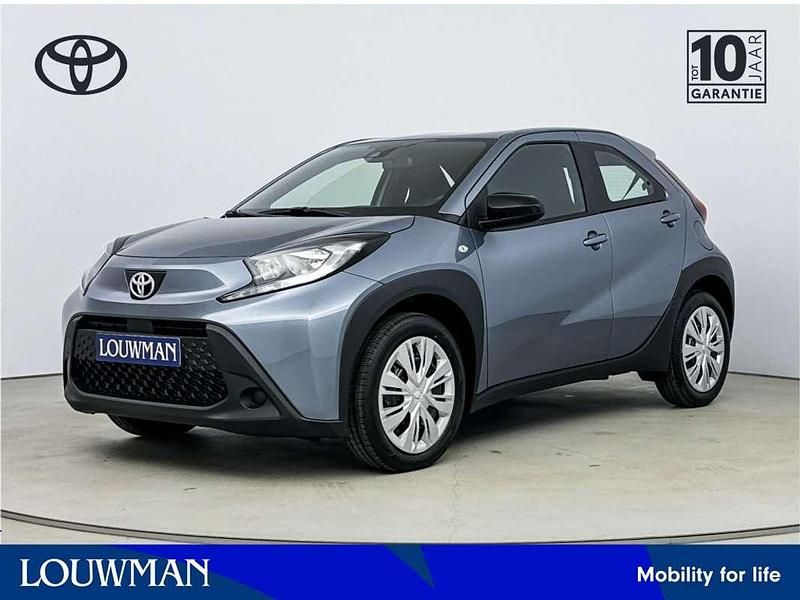 Grijs metallic Nieuw 2025 Toyota Aygo Play Hatchback | € 22.094 (Eerlijke prijs) - Afbeelding 1/3